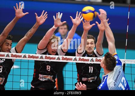 Friedrichshafen, Allemagne. 15 avril 2021. Volleyball, hommes: Bundesliga, Berlin volées - VfB Friedrichshafen, championnat, finale, match de 3 dans la ZF Arena. Benjamin Patch (à partir de la gauche), Anton Brehme et Pierre Pujol des volées de recyclage de Berlin bloquent une balle qu'ALinus Weber (r) de VfB Friedrichshafen éclate sur le filet. Credit: Felix Kästle/dpa/Alay Live News Banque D'Images