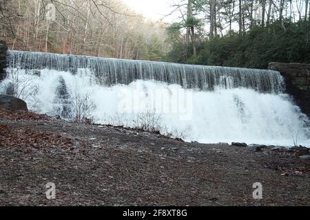 Otter Lake Dam, Virginie, États-Unis. Cascade le long de Mountain creek en hiver. Banque D'Images