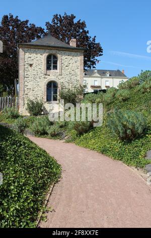 maison en pierre dans un jardin à chemillé-en-anjou (france) Banque D'Images