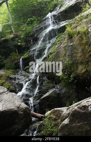 Belle eau de ruisseau frais en cascade sur des rochers. Section des chutes de Crabtree, en Virginie, l'une des plus hautes chutes d'eau de l'est des États-Unis Banque D'Images