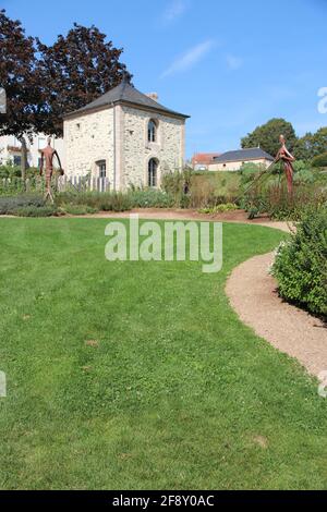 maison en pierre dans un jardin à chemillé-en-anjou (france) Banque D'Images