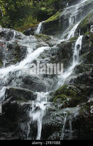 Belle eau de ruisseau frais en cascade sur des rochers. Section des chutes de Crabtree, en Virginie, l'une des plus hautes chutes d'eau de l'est des États-Unis Banque D'Images