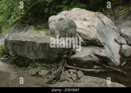 Blue Ridge Mountains, Virginie, États-Unis. Rochers dans le ruisseau Crabtree. Banque D'Images