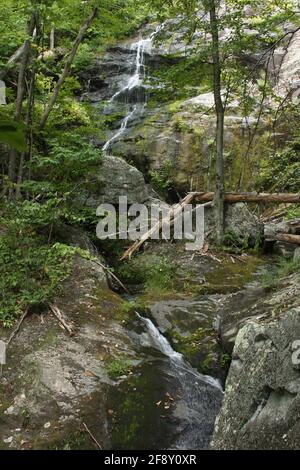 Belle eau de ruisseau frais en cascade sur des rochers. Section des chutes de Crabtree, en Virginie, l'une des plus hautes chutes d'eau de l'est des États-Unis Banque D'Images