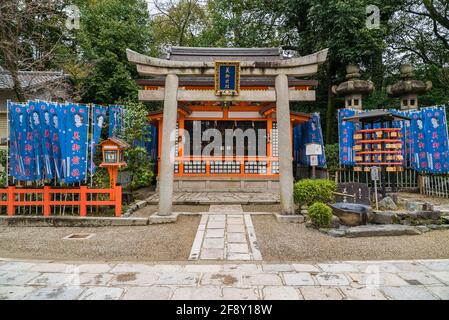 Kyoto Kamigamo Shrine Stone torii porte, religion japonaise Jinja, pour la prière et la prière. Banque D'Images