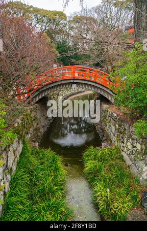 Kamigamo Jinja, un sanctuaire shinto à Kyoto, Japon. Architecture japonaise religieuse avec petit pont. Banque D'Images