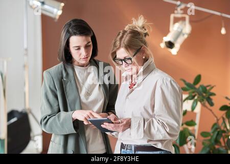 Deux collègues professionnels utilisant une tablette numérique et travaillant en équipe au bureau Banque D'Images