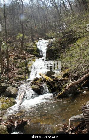 Belle eau de ruisseau frais en cascade sur des rochers. Section des chutes de Crabtree, en Virginie, l'une des plus hautes chutes d'eau de l'est des États-Unis Banque D'Images