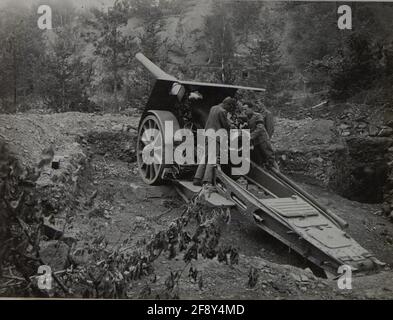 15 cm de canon de siège en position à Harya à la frontière roumaine juin 1917. Banque D'Images