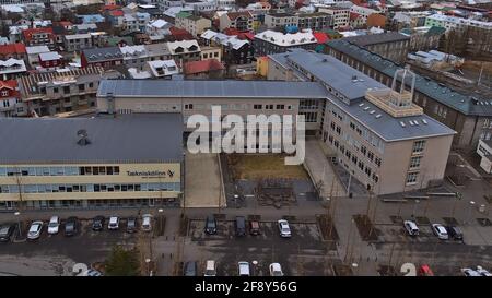 Vue aérienne de l'école secondaire supérieure Tækniskólinn (islandais : collège technique) dans le centre de Reykjavik, capitale de l'Islande avec parking. Banque D'Images