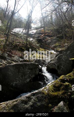 Belle eau de ruisseau frais en cascade sur des rochers. Section des chutes de Crabtree, en Virginie, l'une des plus hautes chutes d'eau de l'est des États-Unis Banque D'Images