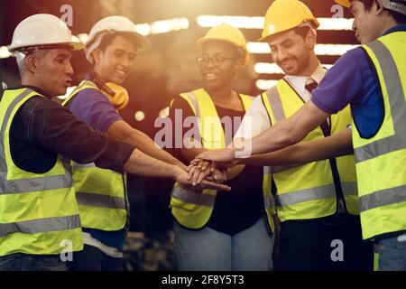 Concept de travail d'équipe d'ingénieur, l'équipe de travail se joint à la main dans l'usine. Les personnes qui se joignent pour la réussite de la coopération entreprise de partenariat d'ingénierie sont d'accord Banque D'Images