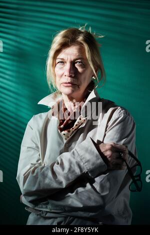 Portrait d'une élégante femme mûre en chemise blanche posant à appareil photo Banque D'Images