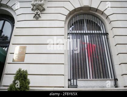 New York, États-Unis. 15 avril 2021. Une plaque est suspendue à l'entrée du consulat général de la Fédération de Russie à New York le jeudi 15 avril 2021. Le président Joe Biden a déclaré jeudi que les États-Unis imseraient de nouvelles sanctions contre le gouvernement russe et expulseraient 10 diplomates du Kremlin des États-Unis en raison d'une tentative d'ingérence dans les élections américaines de 2020. Photo de John Angelillo/UPI crédit: UPI/Alay Live News Banque D'Images