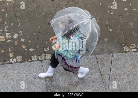 Malaga, Espagne. 15 avril 2021. La tempête frappe la ville de Malaga avec le vent et la pluie tout au long de la journée crédit: Lorenzo Carnero/ZUMA Wire/Alay Live News Banque D'Images