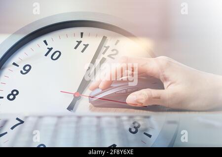 Gros plan femme d'affaires travaillant avec ordinateur portable superposition avec l'après-midi Pause déjeuner horloge pour le concept des heures de travail de bureau Banque D'Images