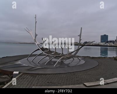 Vue de la célèbre sculpture le Sun Voyager (islandais: Sólfar) conçu par l'artiste Jón Gunnar Árnason par temps nuageux en hiver. Banque D'Images