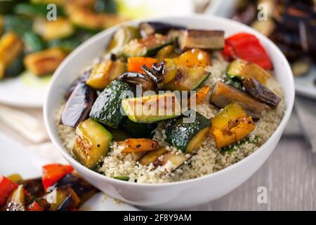 Légumes mélangés couscous. Photo de haute qualité. Banque D'Images