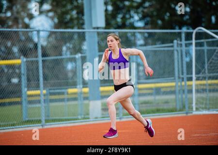 Jeune femme sur la piste Banque D'Images