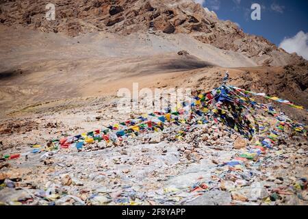 Drapeaux de prière, col de Baralacha, Himachal Pradesh, Inde Banque D'Images