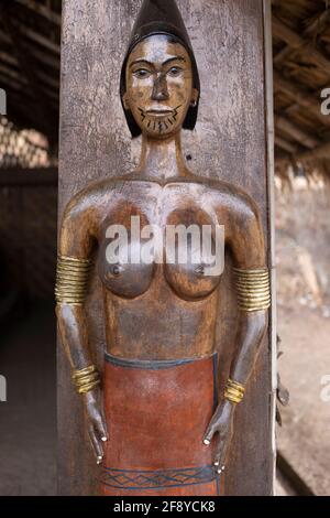 Sculpture en bois, village de Khonoma, Nagaland, Inde Banque D'Images