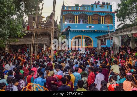 Hooghly, Inde. 14 avril 2021. Un dévot vu sauter de la hauteur pendant le festival. Gajan est un festival hindou célébré principalement dans l'ouest du Bengale ainsi que dans le sud du Bangladesh. Le festival est associé à la dévotion sur lord Shiva, et il se poursuit plus d'une semaine dans le dernier mois de l'année bengali. Les peuples célèbrent Gajan en exécutant de nombreux rituels et ceux qui exécutent ces rituels sont appelés Sannyasi ou des dévotés. Crédit : SOPA Images Limited/Alamy Live News Banque D'Images