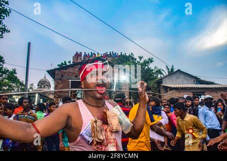 Hooghly, Inde. 14 avril 2021. (Note des éditeurs l'image contient des graphiques) UN dévot pière sa langue par une brochette pendant le festival. Gajan est un festival hindou célébré principalement dans l'ouest du Bengale ainsi que dans le sud du Bangladesh. Le festival est associé à la dévotion sur lord Shiva, et il se poursuit plus d'une semaine dans le dernier mois de l'année bengali. Les peuples célèbrent Gajan en exécutant de nombreux rituels et ceux qui exécutent ces rituels sont appelés Sannyasi ou des dévotés. Crédit : SOPA Images Limited/Alamy Live News Banque D'Images