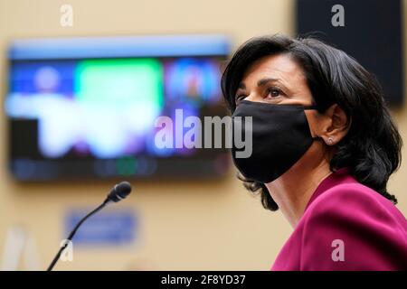 Washington, États-Unis d'Amérique. 15 avril 2021. Le Dr Rochelle P. Walensky, MD, MPH, directrice des centres de contrôle et de prévention des maladies (CDC) écoute lors d'une réunion du sous-comité spécial de la Chambre des États-Unis sur la crise du coronavirus à Capitol Hill à Washington, le jeudi 15 avril 2021.Credit: Susan Walsh/Pool via CNP | usage Worldwide Credit: dpa/Alamy Live News Banque D'Images