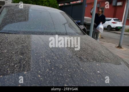 Pékin, Chine. 15 avril 2021. Une voiture vue garée alors qu'elle est recouverte de poussière. À Beijing, la poussière, la gale et les pluies apparaissent en même temps. La poussière mélangée à la pluie, aux piétons extérieurs et aux véhicules ont causé beaucoup de problèmes. (Photo de Sheldon Cooper/SOPA Images/Sipa USA) crédit: SIPA USA/Alay Live News Banque D'Images