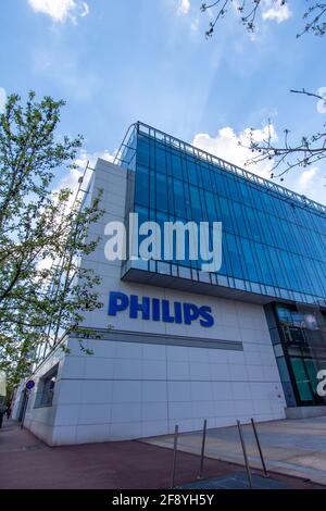 Vue extérieure du siège français de Philips, un groupe international néerlandais spécialisé dans les appareils ménagers, les équipements médicaux et l'éclairage Banque D'Images