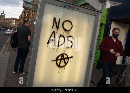 Aucune annonce écrite sur un abri d'autobus, Glasgow, Écosse, 15 avril 2021. Banque D'Images