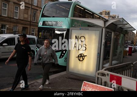 Aucune annonce écrite sur un abri d'autobus, Glasgow, Écosse, 15 avril 2021. Banque D'Images