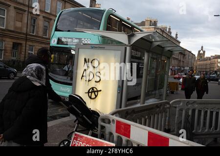 Aucune annonce écrite sur un abri d'autobus, Glasgow, Écosse, 15 avril 2021. Banque D'Images