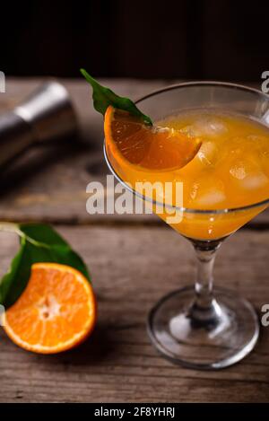 Cocktail de martini orange de style rustique Banque D'Images