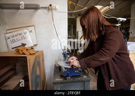 Gros plan d'une femme espagnole travaillant à la main atelier de conception de ventilateur Banque D'Images