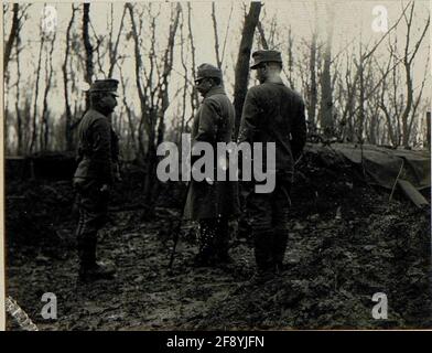 Field Marshall leewant Hofmann dans l'inspection des positions. . Banque D'Images