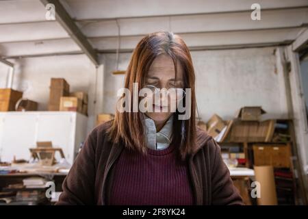 Gros plan d'une femme espagnole travaillant à la main atelier de conception de ventilateur Banque D'Images