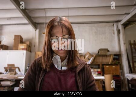 Gros plan d'une femme espagnole travaillant à la main atelier de conception de ventilateur Banque D'Images