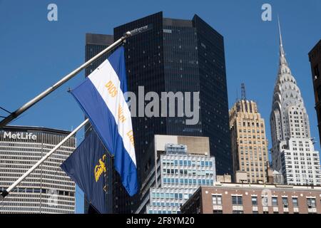 Les drapeaux sur Park Avenue, New York, USA Banque D'Images