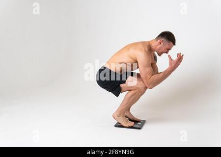 Homme avec des poids santé ponsé, santé et sports sur un fond blanc arrière corps mal de dos médecine, main chronique. Maladie, dos souffrent attrayant Banque D'Images