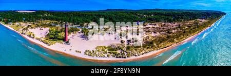 Vue aérienne de la plage de sable avec le phare de Little sable, Mears, Michigan, États-Unis Banque D'Images