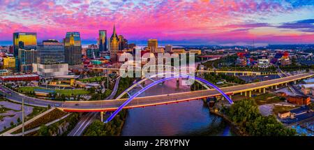 Paysage urbain avec Gateway Bridge à Dawn, Nashville, Tennessee, États-Unis Banque D'Images