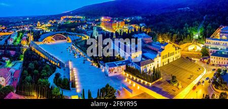 Vue aérienne de la ville la nuit avec le sanctuaire Padre Pio, San Giovanni Rotondo, Italie Banque D'Images