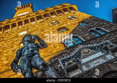 Vue à angle bas de la statue de David contre le Palazzo Vecchio, Florence, Italie Banque D'Images