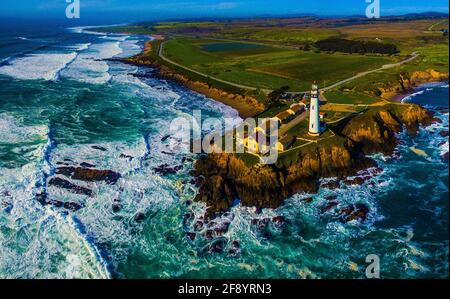 Vue aérienne des vagues s'écrasant contre les falaises avec le phare de Pigeon point, Pescadero, Californie, États-Unis Banque D'Images