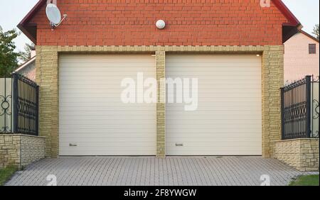 Double porte de garage à roulettes Banque D'Images