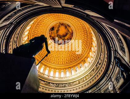 Dôme vu de l'intérieur du capitole des États-Unis, Washington DC, États-Unis Banque D'Images