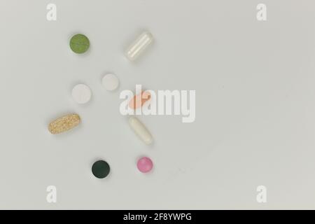 Gros plan sur une variété de pilules, capsules et comprimés colorés Banque D'Images