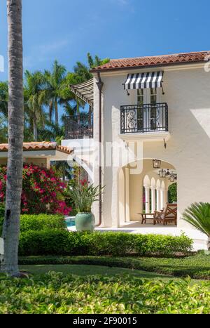 Vue latérale et véranda arrière à la maison de luxe à Naples, Floride, États-Unis Banque D'Images