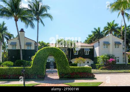 Vue de face d'une maison de luxe à Naples, Floride, États-Unis Banque D'Images